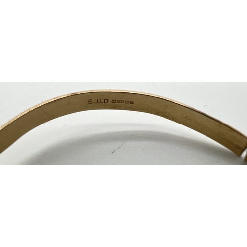 1082 - A vintage 9ct scrap gold expanding bangle with engraved detail. Fully hallmarked inside band. Total ... 