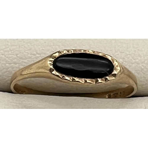 1083 - A vintage 9ct gold ring set with oval panel of onyx, size N. Fully hallmarked inside band. Total wei... 