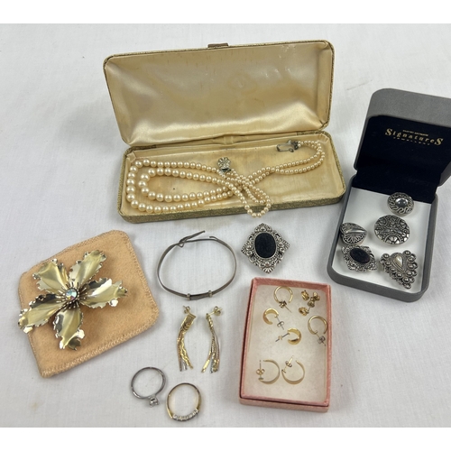 1088 - A small collection of costume jewellery to include boxed vintage double string of pearls, broken sil... 