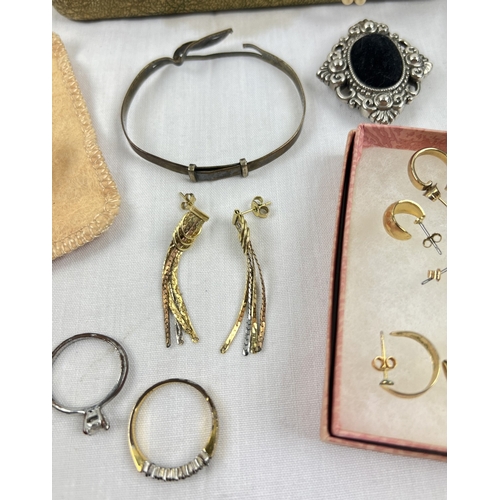 1088 - A small collection of costume jewellery to include boxed vintage double string of pearls, broken sil... 