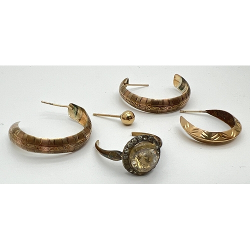 1089 - A small collection of 9ct scrap gold earrings and a broken stone set 9ct gold ring. Earrings weigh a... 