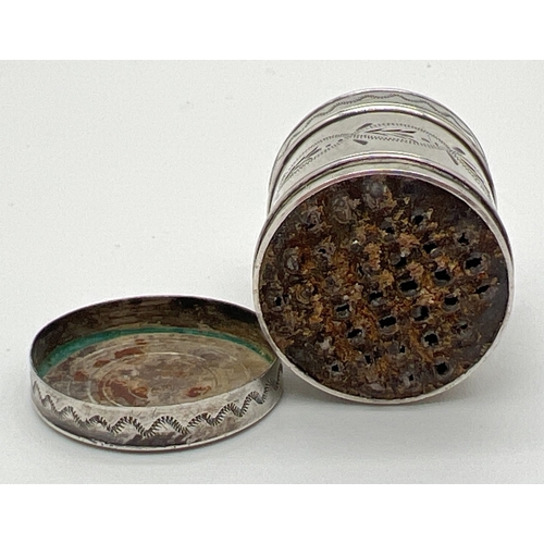 1174 - A Georgian silver nutmeg grater of cylindrical form, engraved with foliate design. Makers mark only ... 