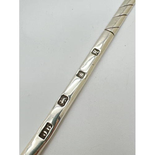 1189 - A Elizabeth II novelty silver letter opener modelled as a golf club. Hallmarked to handle for London... 