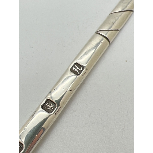 1189 - A Elizabeth II novelty silver letter opener modelled as a golf club. Hallmarked to handle for London... 