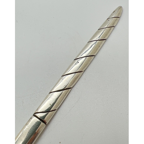 1189 - A Elizabeth II novelty silver letter opener modelled as a golf club. Hallmarked to handle for London... 