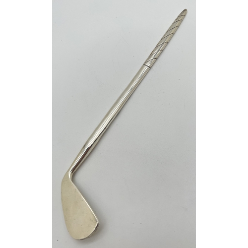 1189 - A Elizabeth II novelty silver letter opener modelled as a golf club. Hallmarked to handle for London... 