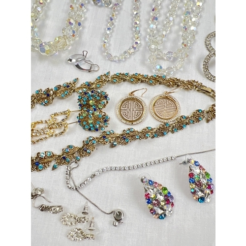 198 - A tray of vintage and modern diamante and stone set costume jewellery. To include necklaces, earring... 