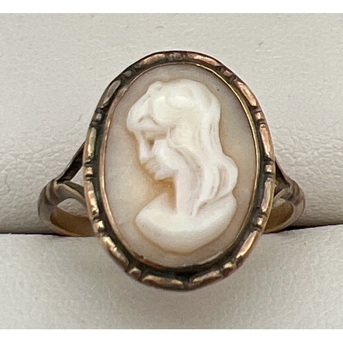 90 - A vintage 9ct gold cameo ring with beaded decoration to mount. Gold mark inside band. Ring size P. T... 