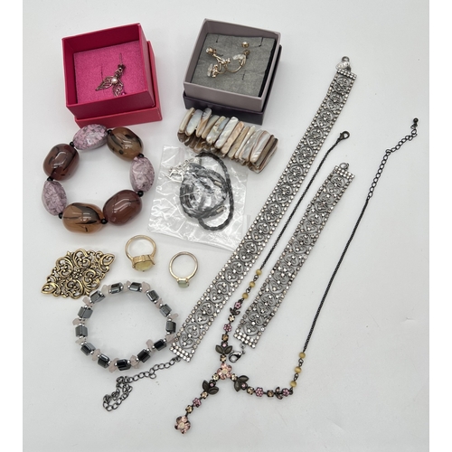 1031 - A collection of assorted costume jewellery to include natural stone. Lot includes bracelets, necklac... 