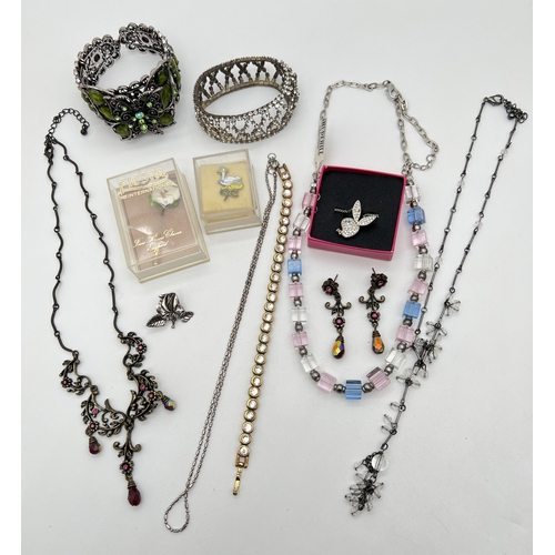 1034 - A collection of assorted vintage & modern costume jewellery to include diamante and stone set pieces... 