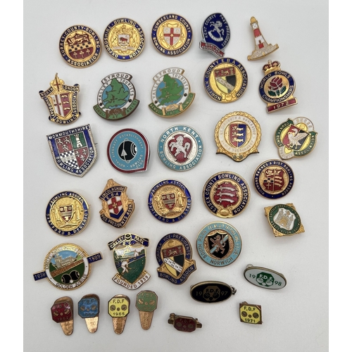 1308 - A collection of 33 assorted vintage pin badges relating to bowling, to include 6 Francis Drake Feder... 