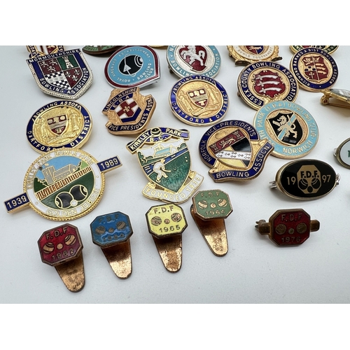 1308 - A collection of 33 assorted vintage pin badges relating to bowling, to include 6 Francis Drake Feder... 