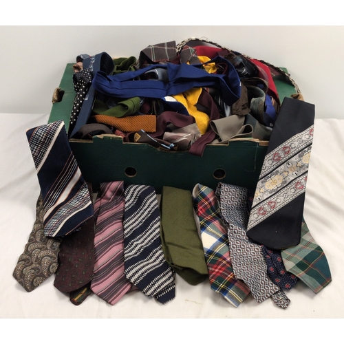 1341 - A large collection of assorted men's vintage ties.