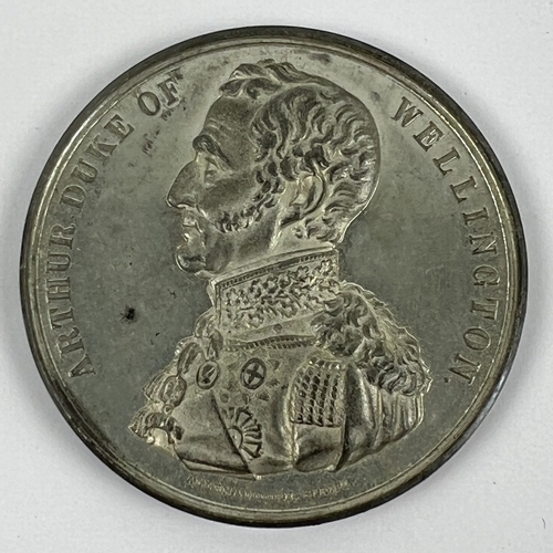 1250 - An antique memorial medal commemorating the death of the 1st Duke of Wellington 1852. Bust of Wellin... 