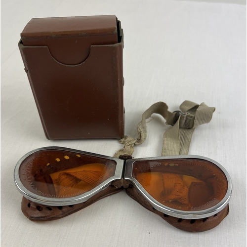 1253 - Vintage leather cased early version general military issues goggles, circa 1930.