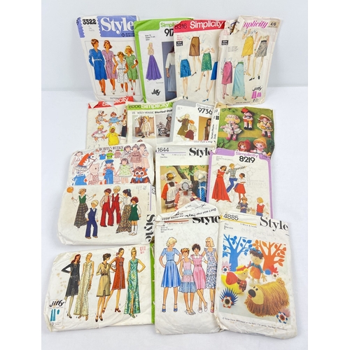 1321 - A collection of assorted vintage dress making and sewing patterns to include clothing and toys. Patt... 