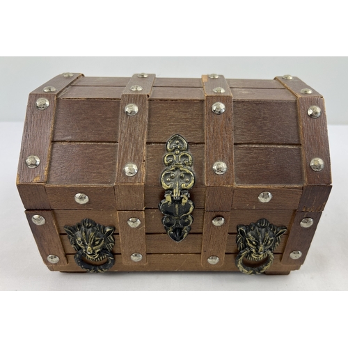 1056 - A vintage wooden jewellery box modelled as a chest, containing assorted vintage costume jewellery. T... 