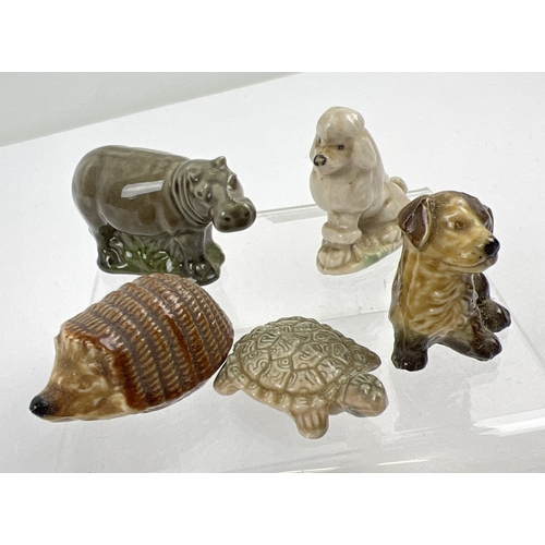 1267 - 18 assorted vintage 1970's Wade whimsies ceramic figures. To include animals from the Circus set, Fl... 