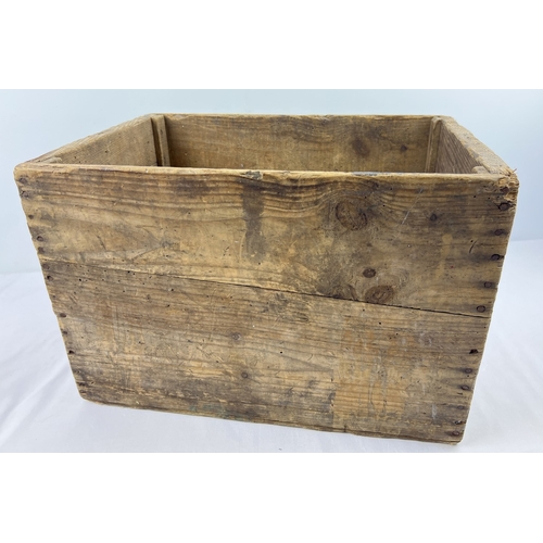 1332 - A vintage wooden storage crate, painted 