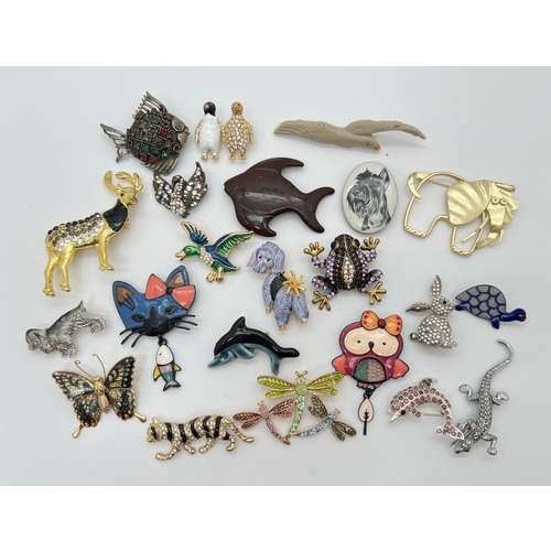 1053 - A collection of 22 assorted animal, fish and insect brooches. To include Poole pottery dolphin, coco... 