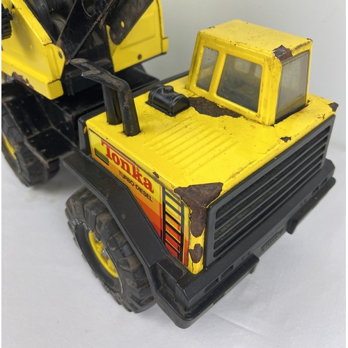 224 - A vintage Tonka pressed steel Turbo - Diesel clamshell crane XMB-975, with original bucket. Approx. ... 