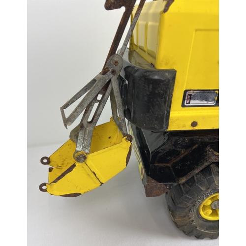 224 - A vintage Tonka pressed steel Turbo - Diesel clamshell crane XMB-975, with original bucket. Approx. ... 