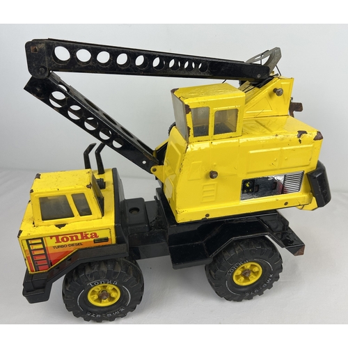 224 - A vintage Tonka pressed steel Turbo - Diesel clamshell crane XMB-975, with original bucket. Approx. ... 