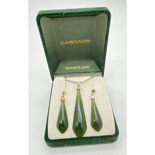 1006 - A vintage Nephrite Jade teardrop shaped pendant necklace and matching earrings. In original presenta... 