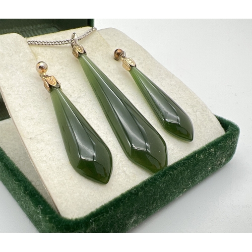 1006 - A vintage Nephrite Jade teardrop shaped pendant necklace and matching earrings. In original presenta... 