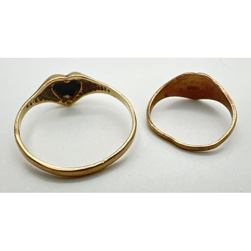 1110 - 2 small 9ct gold children's heart shaped signet rings. Onyx set ring with engraved detail to shoulde... 