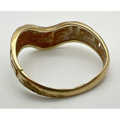 1111 - A 9ct gold wishbone style ring with engraved Greek key design. Worn hallmark inside band. Ring size ... 