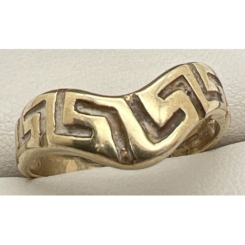 1111 - A 9ct gold wishbone style ring with engraved Greek key design. Worn hallmark inside band. Ring size ... 