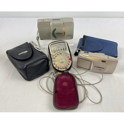 1308 - A collection of vintage cameras and accessories. A vintage 1950's Sangamo Webster light meter in ori... 