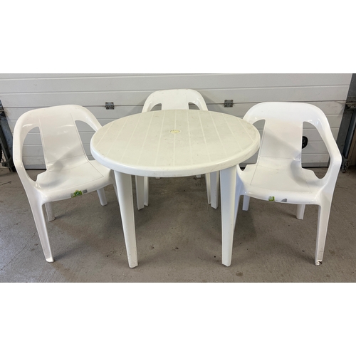 1471 - A white plastic circular garden table and 3 Keter chairs. Chairs stack and table legs are removable ... 