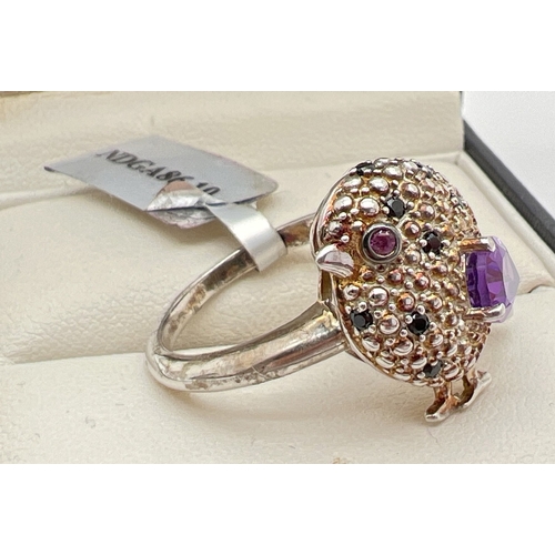 1045 - A 925 silver The Genuine Gem Company stone set dress ring in the shape of a bird. Body of bird set w... 