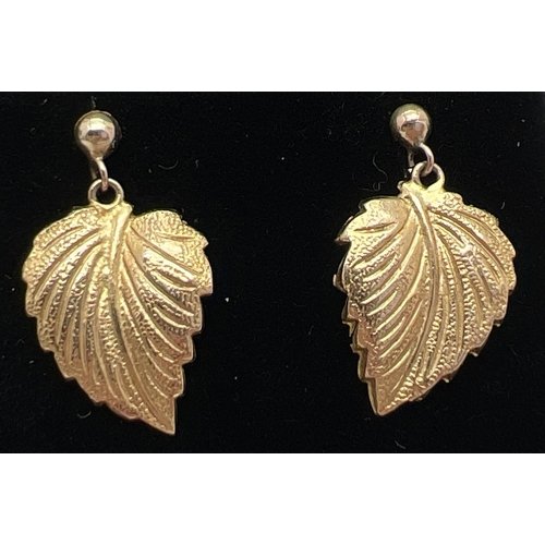 1048 - A pair of 9ct gold leaf design drop earrings. Hallmarked on back of each earring. Approx. 2cm drop i... 