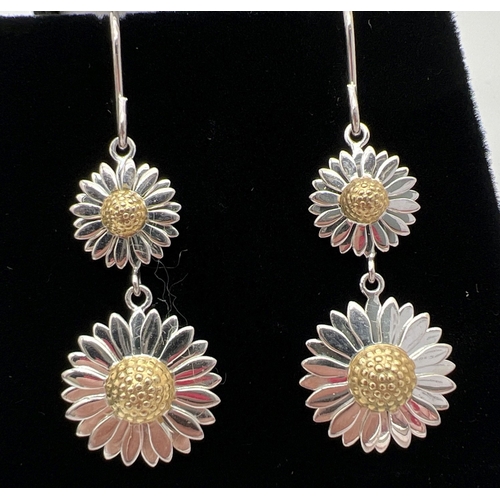 1055 - A silver daisy pendant necklace and matching drop earrings. Single daisy pendant on an 18