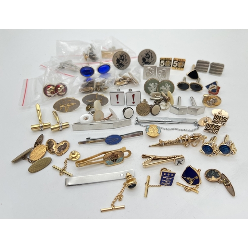 1067 - A collection of vintage and modern cuff links, shirt studs, tie pin and clips, in varying styles. To... 