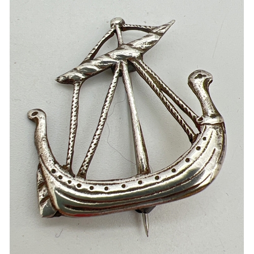 1080 - A vintage Scottish silver brooch in the shape of a Viking longboat. Hallmarked Thomas Kerr Ebbutt, E... 