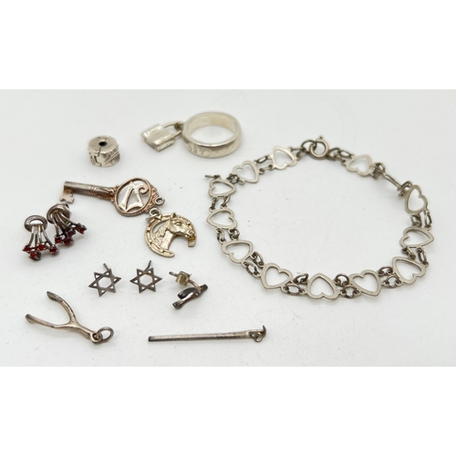 1089 - A small collection of silver and white metal jewellery. To include a 7