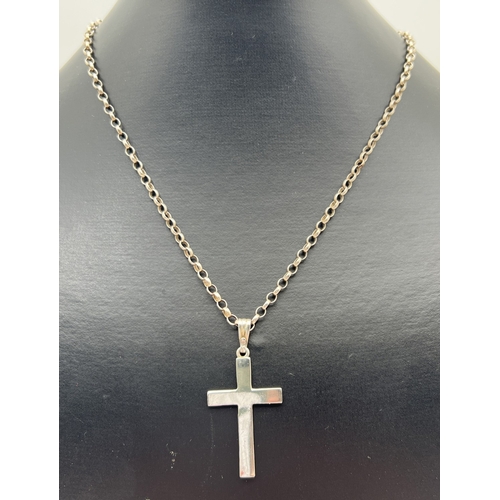 1091 - A silver cross pendant on a 24