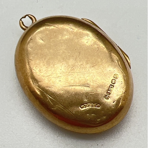 1115 - A vintage 9ct gold oval shaped locket with half engraved design to front. Fully hallmarked on back a... 