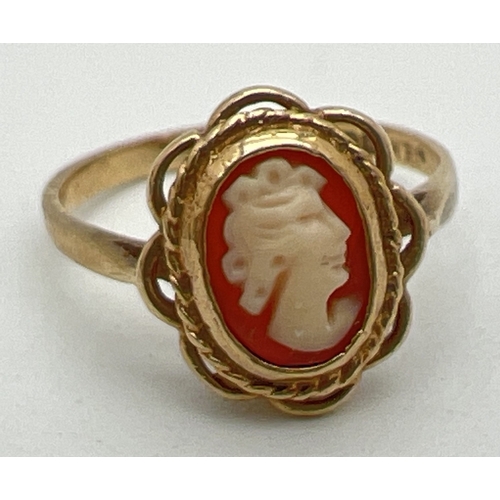 1119 - A small/child's 9ct gold cameo ring with oval shaped open work mount (approx. 1.1cm x 1cm). Fully ha... 