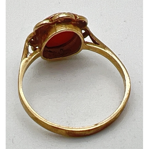 1119 - A small/child's 9ct gold cameo ring with oval shaped open work mount (approx. 1.1cm x 1cm). Fully ha... 