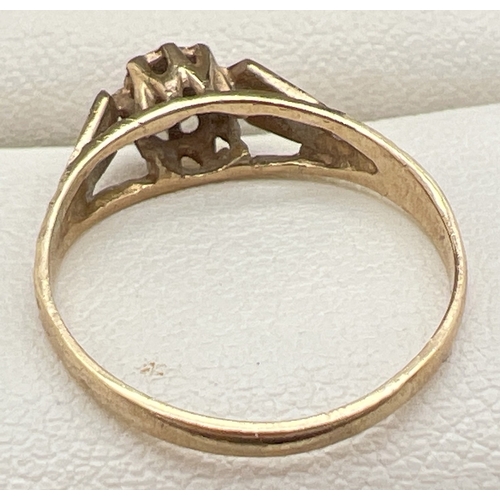 1123 - A 9ct gold and diamond solitaire ring with engraved detail to shoulders. Fully hallmarked inside ban... 