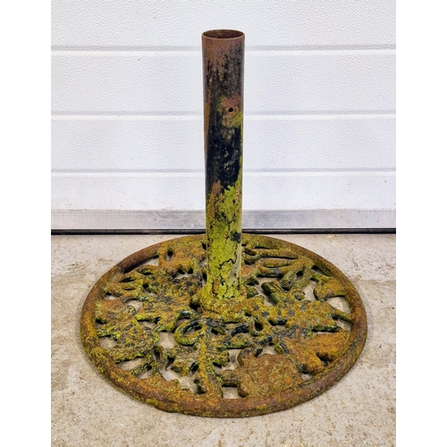 1428 - A vintage cast iron garden parasol stand with grape and vine leaf design. Approx. 38cm tall x 51cm d... 