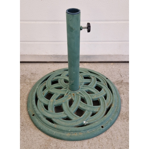 1448 - A modern cast iron garden parasol stand, painted green, of interlocking circle design. Approx. 44cm ... 