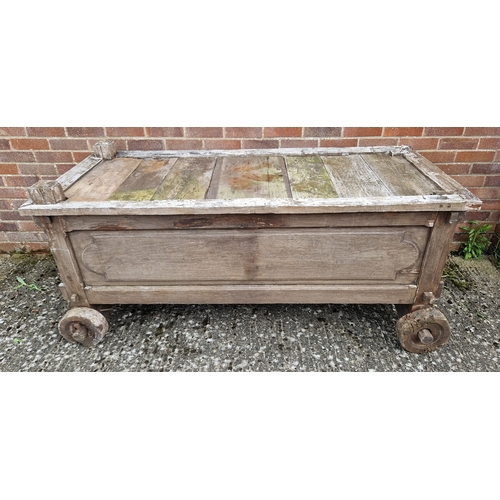 1462 - A large vintage wooden trough on wheels, possibly a day bed with head support missing. Approx. 80cm ... 