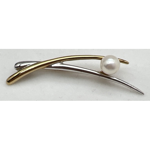 1131 - A duo coloured 9ct gold modern design crossover brooch set with a single pearl. Gold mark on back of... 