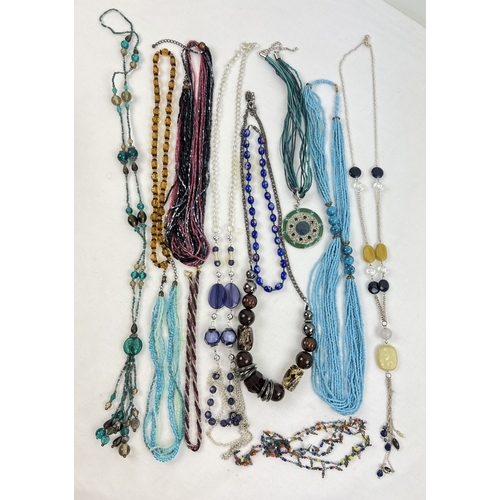 1022 - A tray of modern necklaces of varying lengths to include statement styles and glass bead.